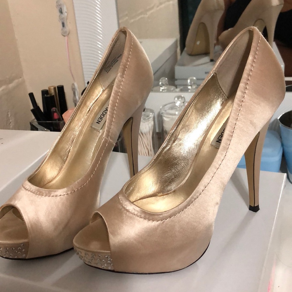 Peep toe Steve Madden Champagne heels
